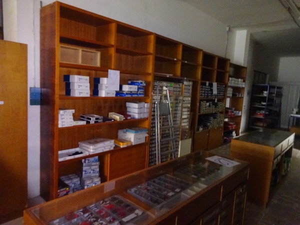 5#5425 Abbigliamento e arredi da negozio in vendita - foto 17
