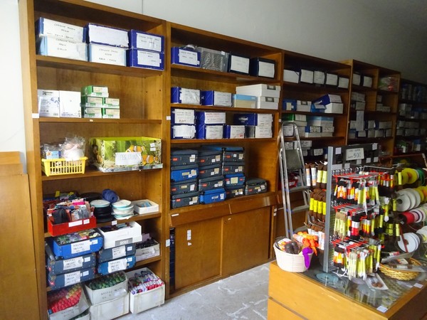 5#5425 Abbigliamento e arredi da negozio in vendita - foto 21