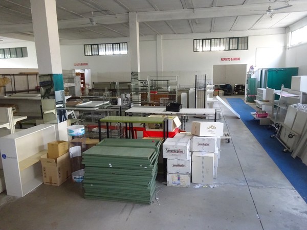 5#5425 Abbigliamento e arredi da negozio in vendita - foto 36