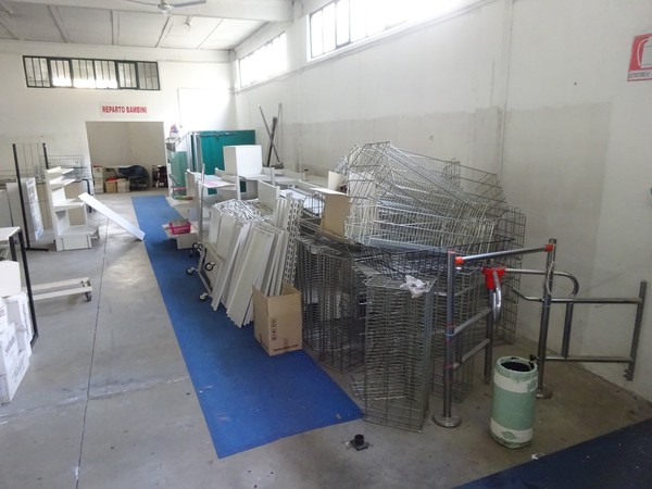 5#5425 Abbigliamento e arredi da negozio in vendita - foto 37