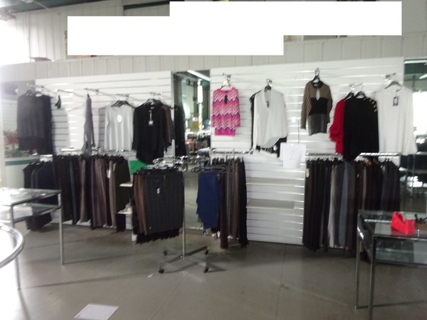 5#5425 Abbigliamento e arredi da negozio in vendita - foto 40