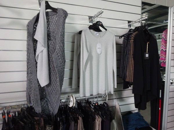 5#5425 Abbigliamento e arredi da negozio in vendita - foto 42