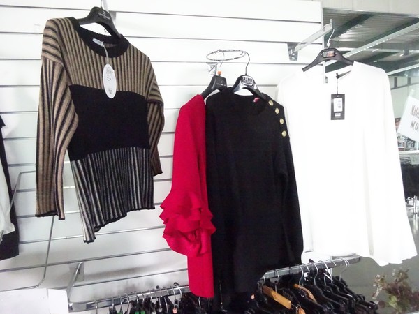 5#5425 Abbigliamento e arredi da negozio in vendita - foto 46