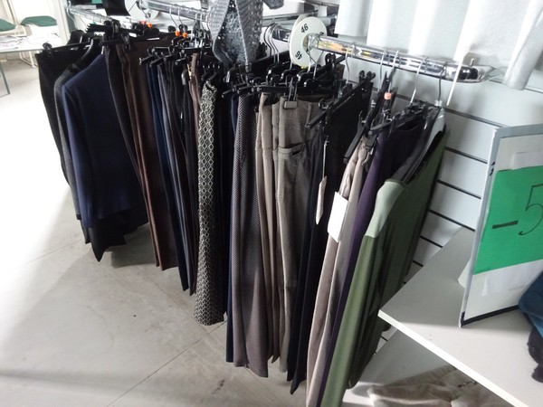5#5425 Abbigliamento e arredi da negozio in vendita - foto 51