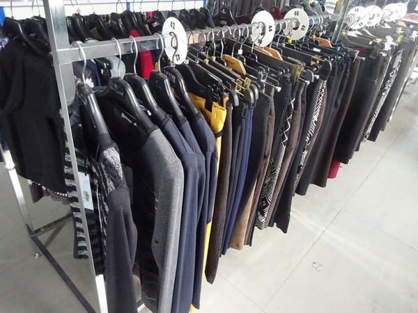5#5425 Abbigliamento e arredi da negozio in vendita - foto 53
