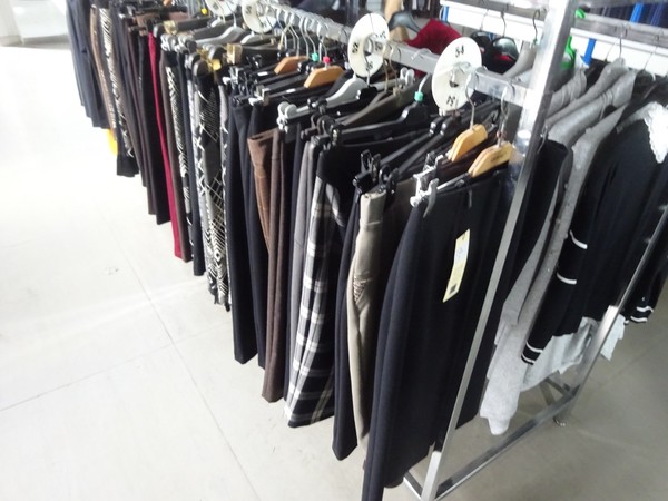 5#5425 Abbigliamento e arredi da negozio in vendita - foto 54