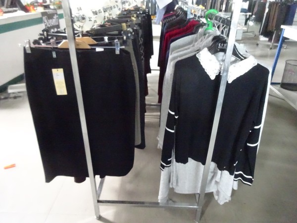 5#5425 Abbigliamento e arredi da negozio in vendita - foto 55