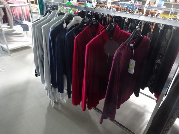 5#5425 Abbigliamento e arredi da negozio in vendita - foto 57