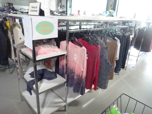 5#5425 Abbigliamento e arredi da negozio in vendita - foto 59