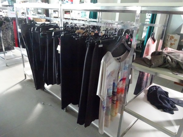5#5425 Abbigliamento e arredi da negozio in vendita - foto 60