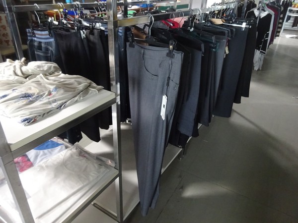 5#5425 Abbigliamento e arredi da negozio in vendita - foto 62