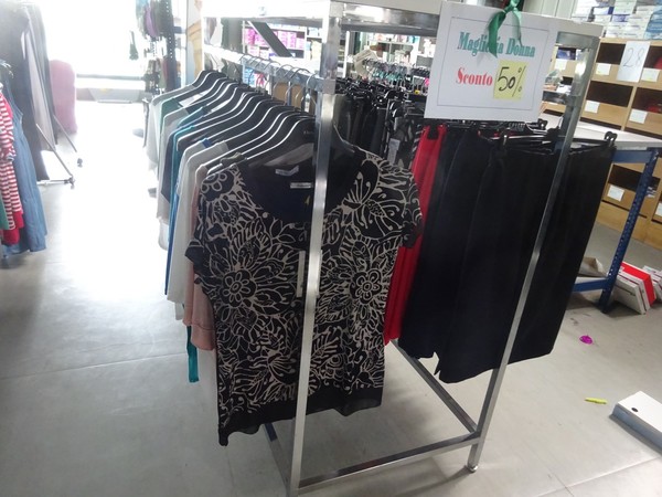 5#5425 Abbigliamento e arredi da negozio in vendita - foto 63