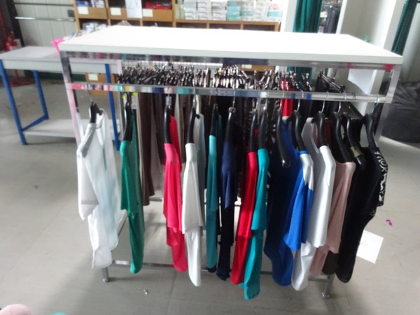 5#5425 Abbigliamento e arredi da negozio in vendita - foto 64