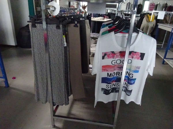 5#5425 Abbigliamento e arredi da negozio in vendita - foto 65