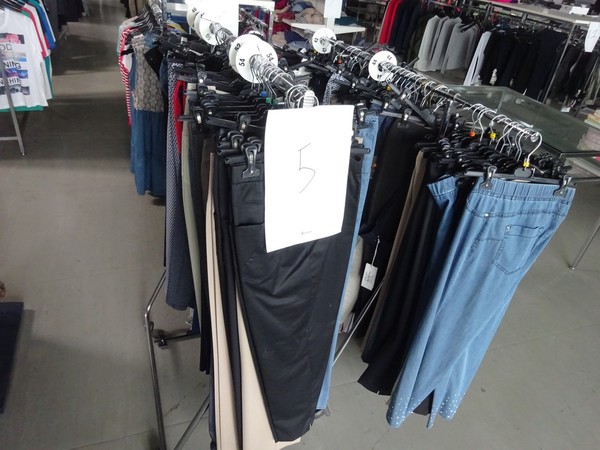 5#5425 Abbigliamento e arredi da negozio in vendita - foto 67