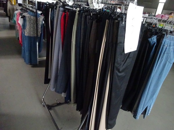 5#5425 Abbigliamento e arredi da negozio in vendita - foto 68
