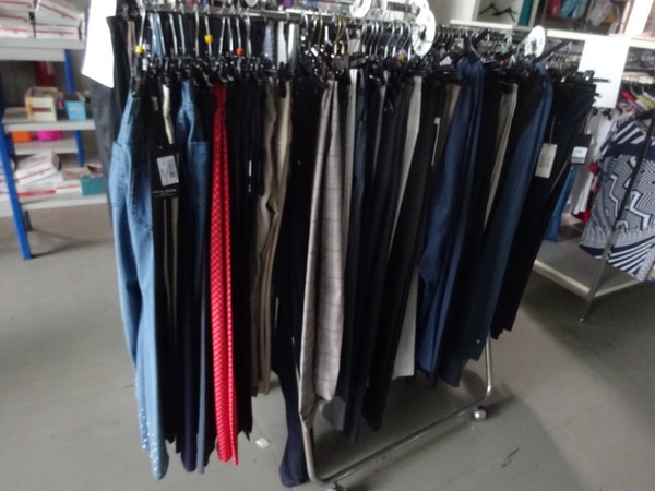 5#5425 Abbigliamento e arredi da negozio in vendita - foto 69