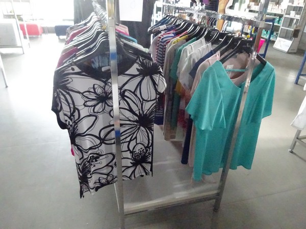 5#5425 Abbigliamento e arredi da negozio in vendita - foto 73