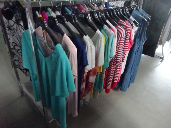 5#5425 Abbigliamento e arredi da negozio in vendita - foto 74