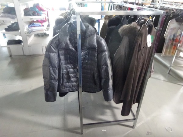 5#5425 Abbigliamento e arredi da negozio in vendita - foto 76