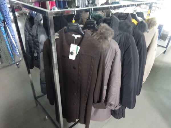 5#5425 Abbigliamento e arredi da negozio in vendita - foto 77
