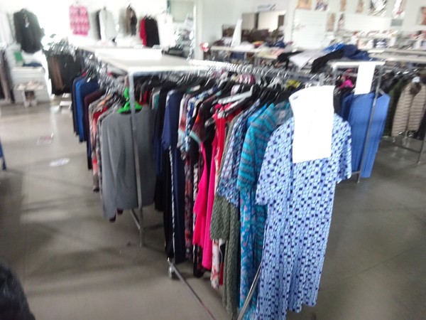 5#5425 Abbigliamento e arredi da negozio in vendita - foto 79