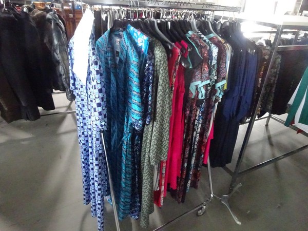 5#5425 Abbigliamento e arredi da negozio in vendita - foto 80
