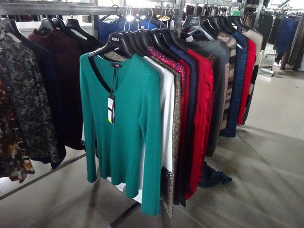 5#5425 Abbigliamento e arredi da negozio in vendita - foto 81