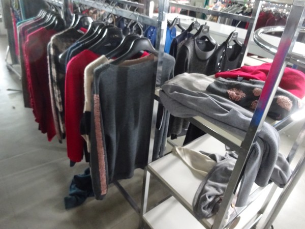5#5425 Abbigliamento e arredi da negozio in vendita - foto 82