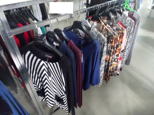5#5425 Abbigliamento e arredi da negozio in vendita - foto 84