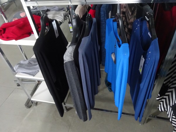 5#5425 Abbigliamento e arredi da negozio in vendita - foto 85