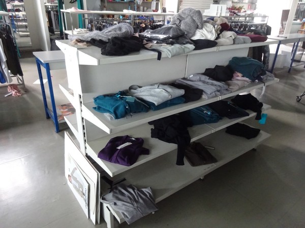 5#5425 Abbigliamento e arredi da negozio in vendita - foto 86