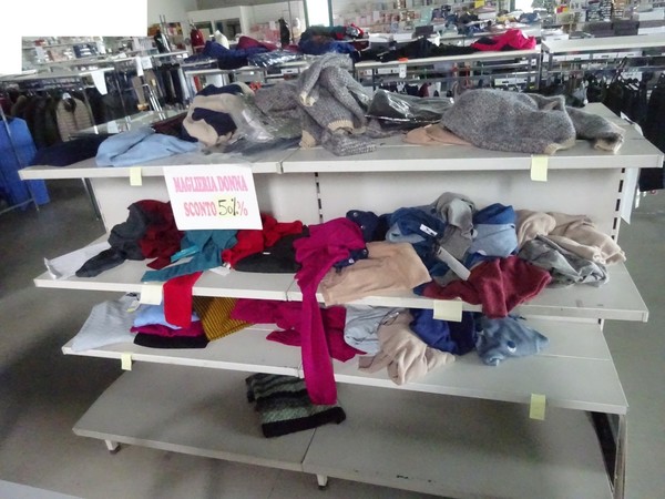5#5425 Abbigliamento e arredi da negozio in vendita - foto 87