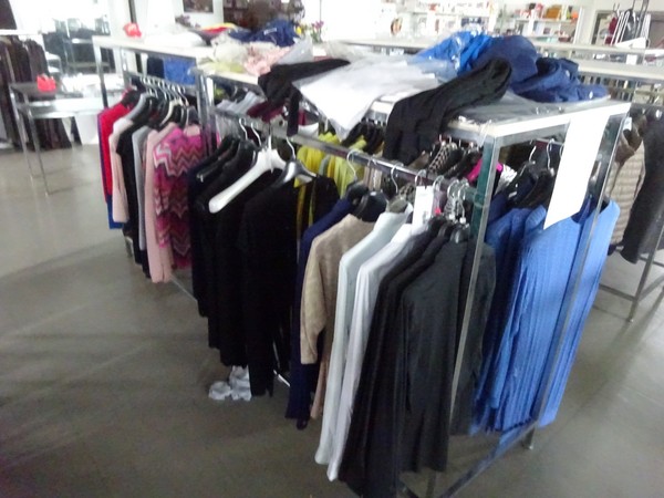 5#5425 Abbigliamento e arredi da negozio in vendita - foto 88