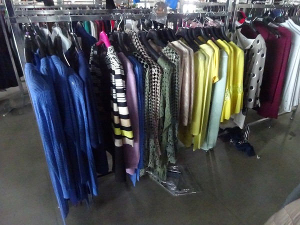 5#5425 Abbigliamento e arredi da negozio in vendita - foto 89