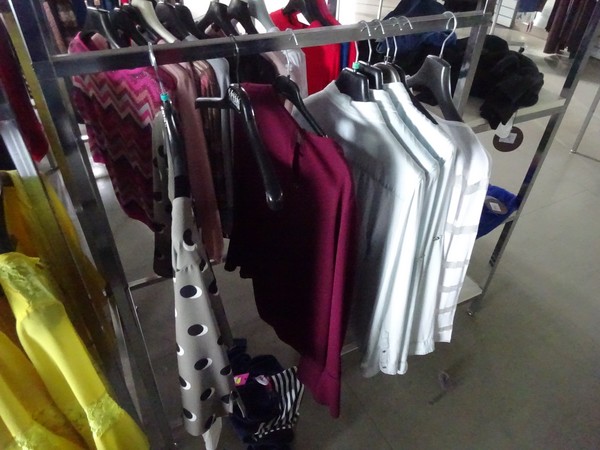 5#5425 Abbigliamento e arredi da negozio in vendita - foto 90