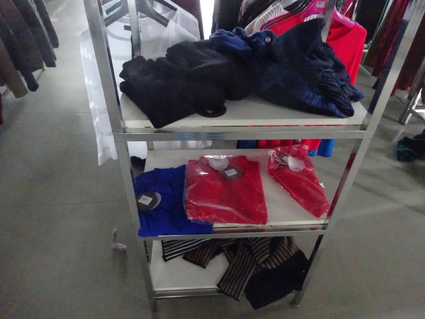 5#5425 Abbigliamento e arredi da negozio in vendita - foto 91