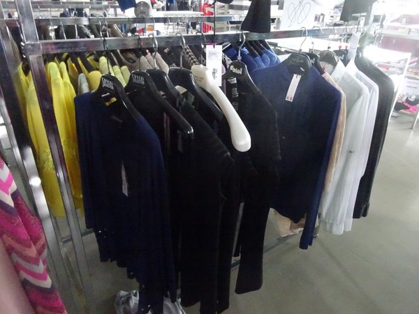 5#5425 Abbigliamento e arredi da negozio in vendita - foto 93