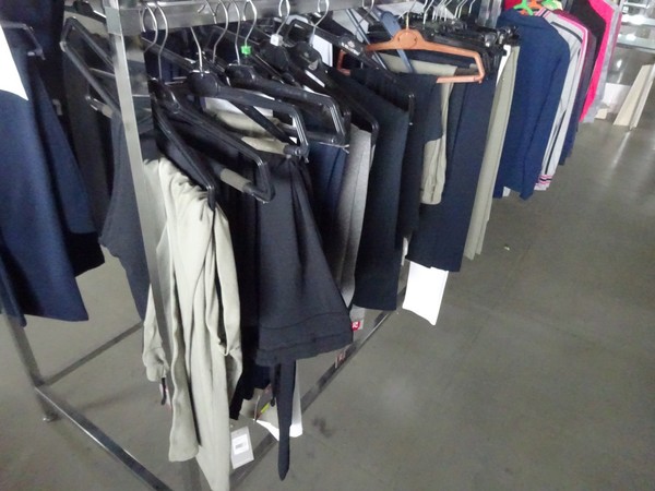 5#5425 Abbigliamento e arredi da negozio in vendita - foto 95