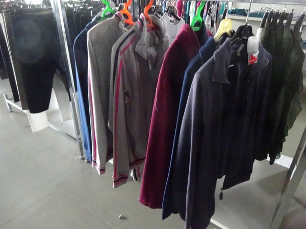 5#5425 Abbigliamento e arredi da negozio in vendita - foto 96