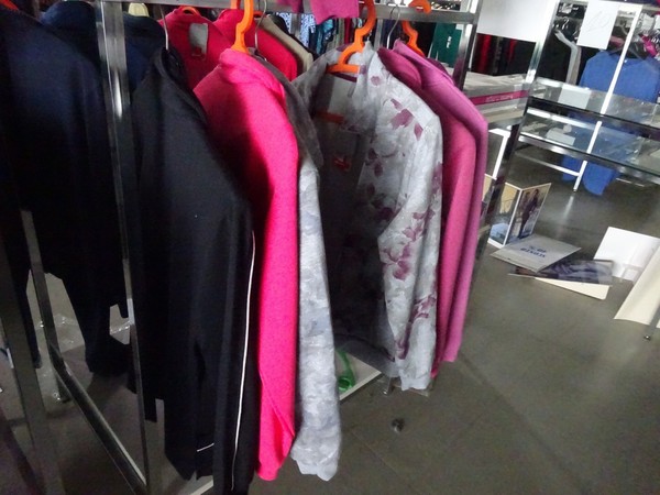 5#5425 Abbigliamento e arredi da negozio in vendita - foto 97