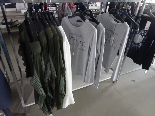5#5425 Abbigliamento e arredi da negozio in vendita - foto 100