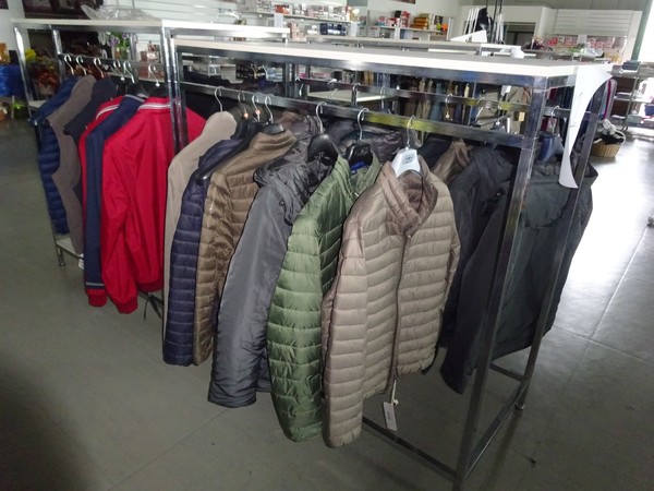 5#5425 Abbigliamento e arredi da negozio in vendita - foto 102