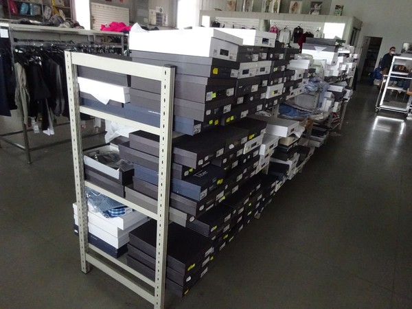 5#5425 Abbigliamento e arredi da negozio in vendita - foto 105