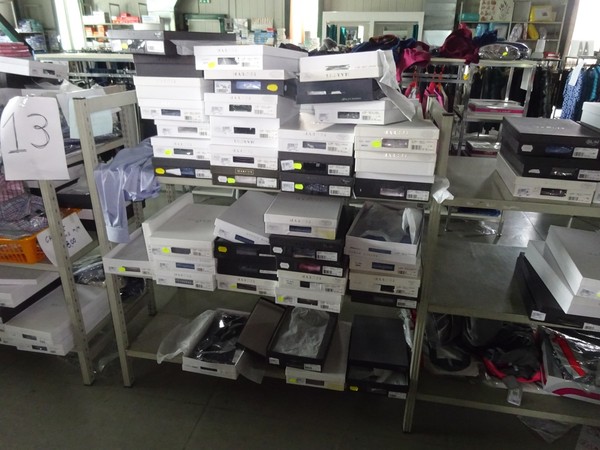 5#5425 Abbigliamento e arredi da negozio in vendita - foto 113
