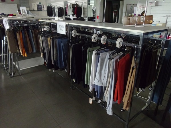 5#5425 Abbigliamento e arredi da negozio in vendita - foto 115