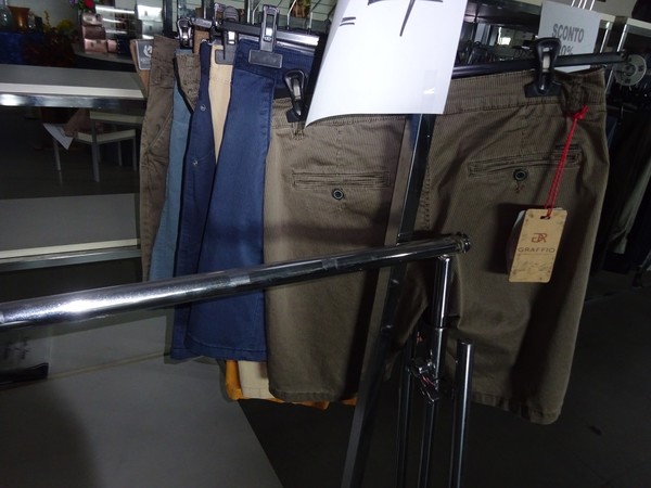 5#5425 Abbigliamento e arredi da negozio in vendita - foto 118