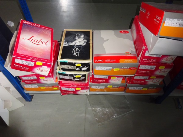 5#5425 Abbigliamento e arredi da negozio in vendita - foto 121
