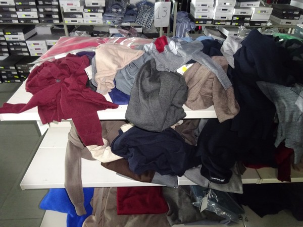 5#5425 Abbigliamento e arredi da negozio in vendita - foto 125