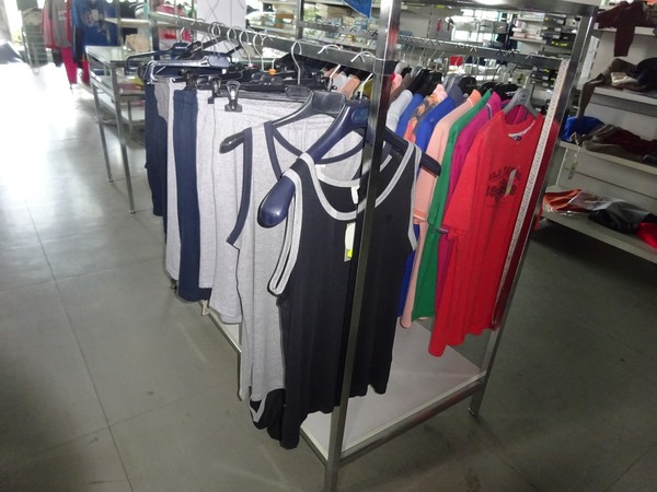 5#5425 Abbigliamento e arredi da negozio in vendita - foto 129